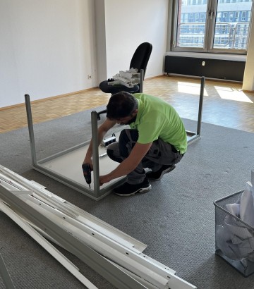 Sorglos Umzüge und Entrümpelungen Referenz-Bild De Monatage Tisch Ein Mitarbeiter Leerer Bueroraum